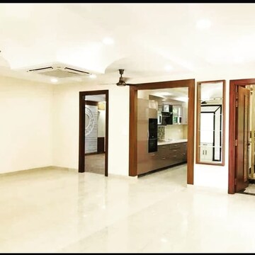 Room in 3.5 BHK Apartment at Ambience Island Lagoon, Sector 24 – for Sale