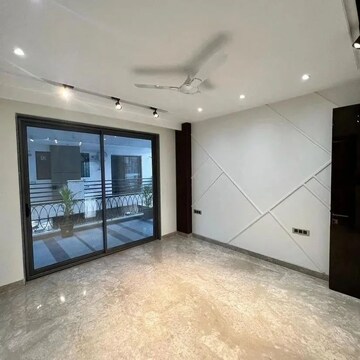 Room in 5 BHK Apartment at Ambience Island Lagoon, Sector 24 – for Sale