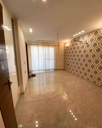 Room in 4 BHK Apartment at DLF Belvedere Towers, Sector 24 – for Sale