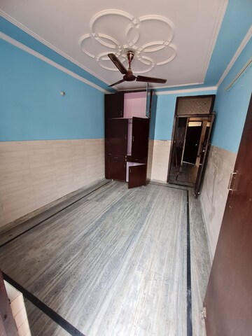 Room in 3 BHK Builder Floor at Dwarka Mor – for Rent