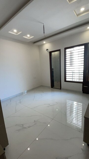 Room in 4 BHK Apartment at Sector 4 – for Sale