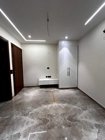 Room in 4 BHK Builder Floor at Ansal API Versalia, Sector 67a – for Sale