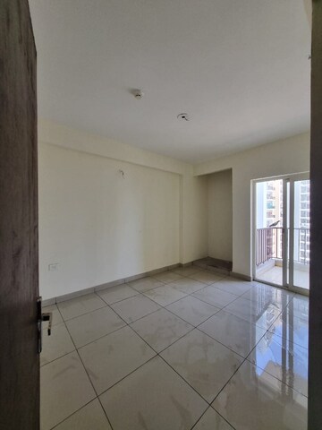 Room in 3.5 BHK Apartment at Panchsheel Greens II, Sector 16 Greater Noida – for Sale