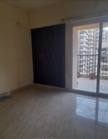 Room in 3 BHK Apartment at Gaur 14th Avenue High Street, Sector 16c Greater Noida – for Sale