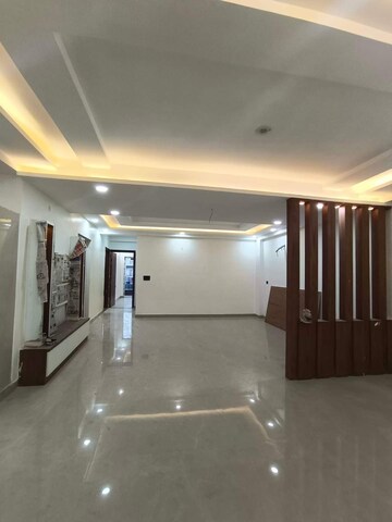 Building Lobby in 3.5 BHK Builder Floor at Sainik Colony – for Sale