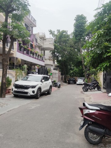 Parking in 6+ BHK Independent House at RWA Apartments Sector 52, Sector 52 – for Sale
