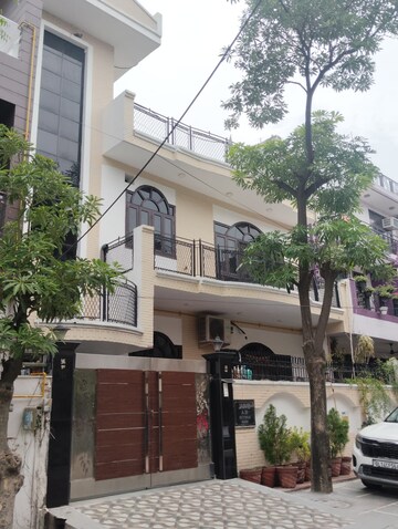 6+ BHK Independent House – Exterior View View at RWA Apartments Sector 52, Sector 52 - for Sale