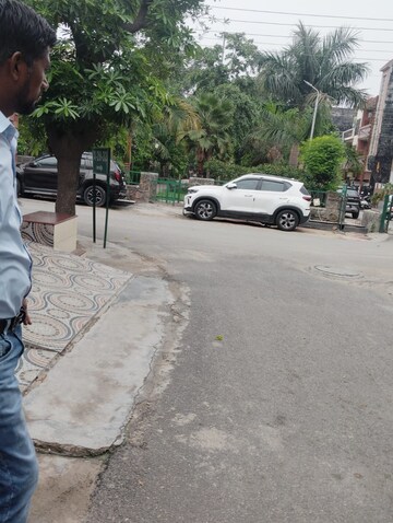 Parking in 6+ BHK Independent House at RWA Apartments Sector 52, Sector 52 – for Sale