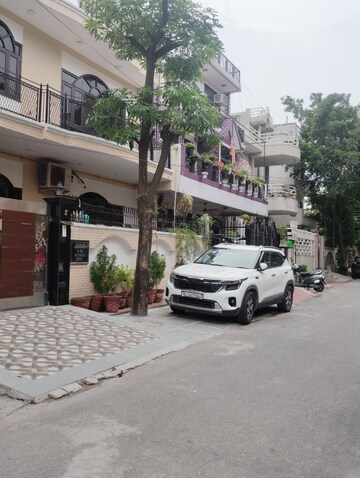 Parking in 6+ BHK Independent House at RWA Apartments Sector 52, Sector 52 – for Sale
