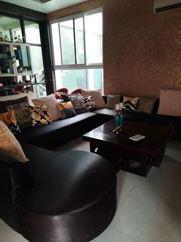 Living Room in 3.5 BHK Villa at Unitech South City, South City – for Sale