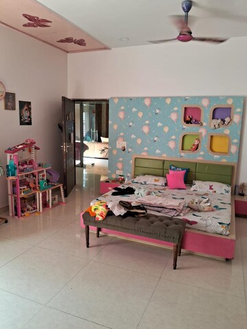 Bedroom in 3.5 BHK Villa at Unitech South City, South City – for Sale