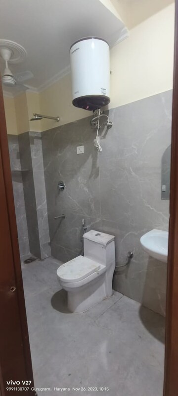 Bathroom in 1 BHK Builder Floor at Sector 40 – for Rent