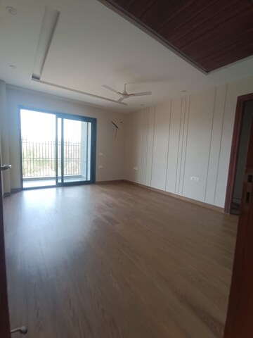 Room in 3 BHK Builder Floor at Dlf Phase I – for Sale
