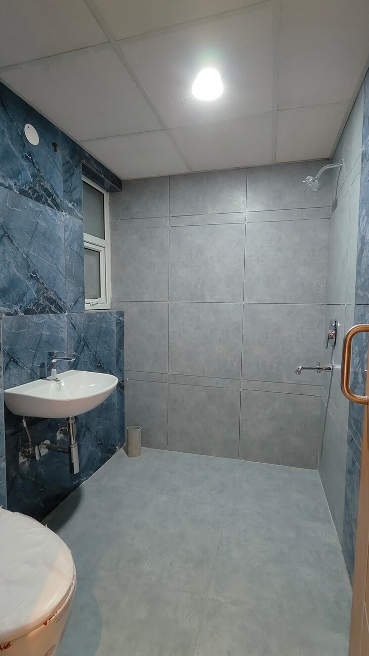 Bathroom, pakhowal road 3 Bedroom 2480 Sq.Ft. Apartment In Pakhowal Road Ludhiana 7312695