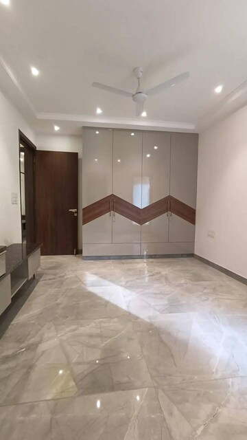 Room in 4 BHK Builder Floor at Green Fields Colony – for Sale