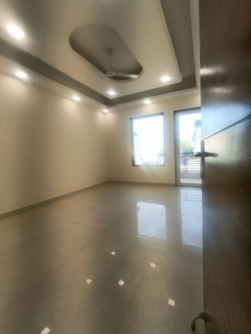 Room in 4 BHK Builder Floor at Green Fields Colony – for Sale