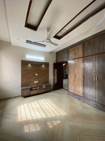 Room in 5 BHK Independent House at Sector 123 – for Sale