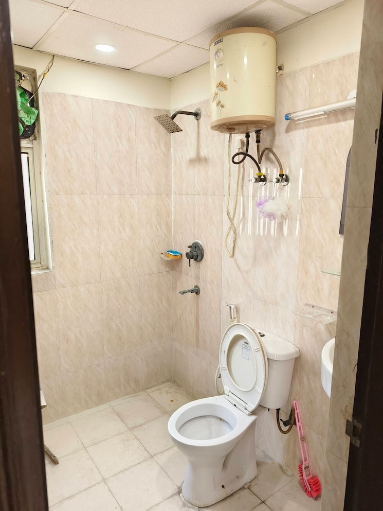 Bathroom, amrapali-princely-estate 2 Bedroom 875 Sq.Ft. Apartment In Sector 76 Noida 7316274