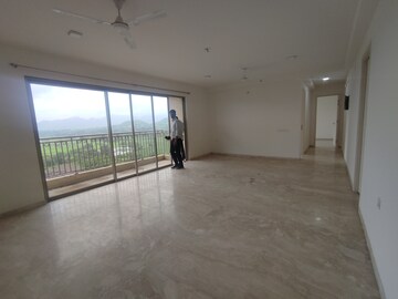 Room in 3 BHK Apartment at Hiranandani Fortune City, New Panvel – for Rent