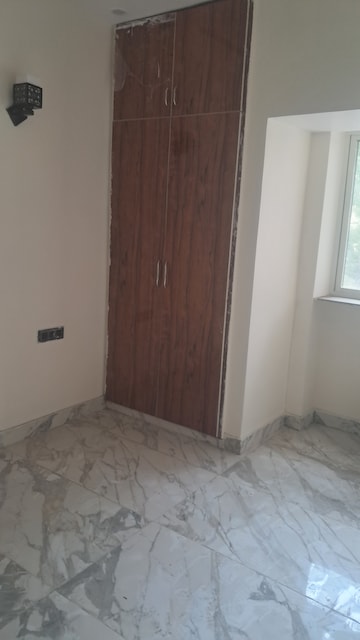 Room in 2.5 BHK Apartment at RWA Jalvayu Vihar, Sector 25 – for Sale