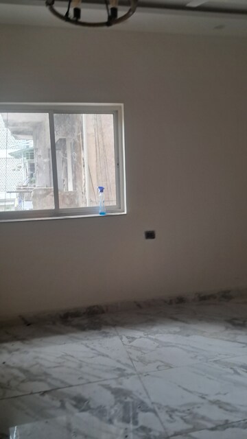 Furnished Amenities in 2.5 BHK Apartment at RWA Jalvayu Vihar, Sector 25 – for Sale