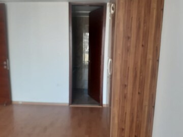 Room in 2 BHK Apartment at Amrapali Eden Park, Sector 50 – for Sale