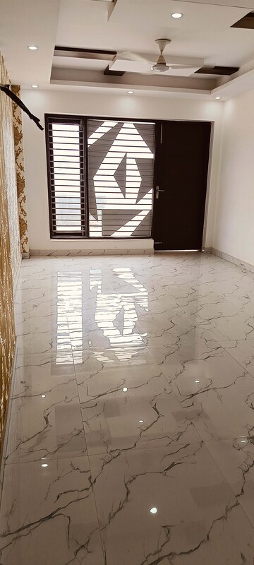 Room in 3 BHK Builder Floor at Sector 85 – for Sale