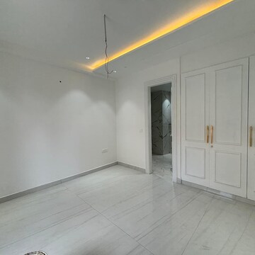 Room in 4 BHK Builder Floor at Green Fields Colony – for Sale