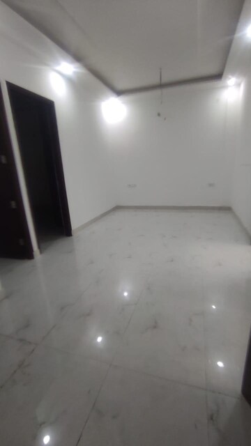 Room in 3 BHK Builder Floor at Aerocity – for Sale