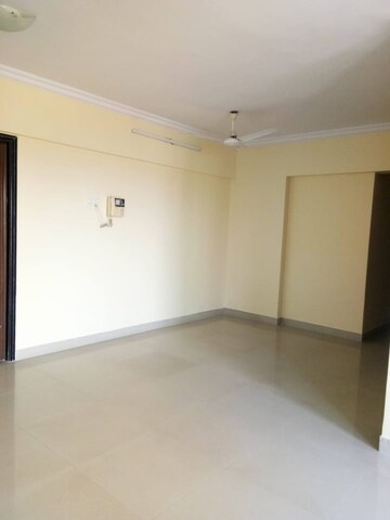 Room in 2 BHK Apartment at Mukta Mahek, Kandivali East – for Sale