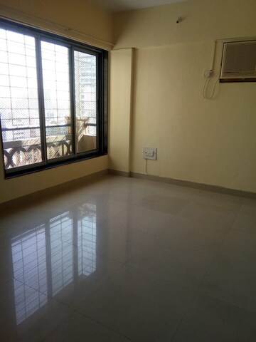Room in 2 BHK Apartment at Mukta Mahek, Kandivali East – for Sale