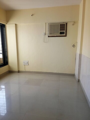 Room in 2 BHK Apartment at Mukta Mahek, Kandivali East – for Sale