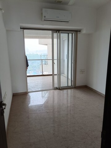 Room in 3 BHK Apartment at JP Decks, Goregaon East – for Sale