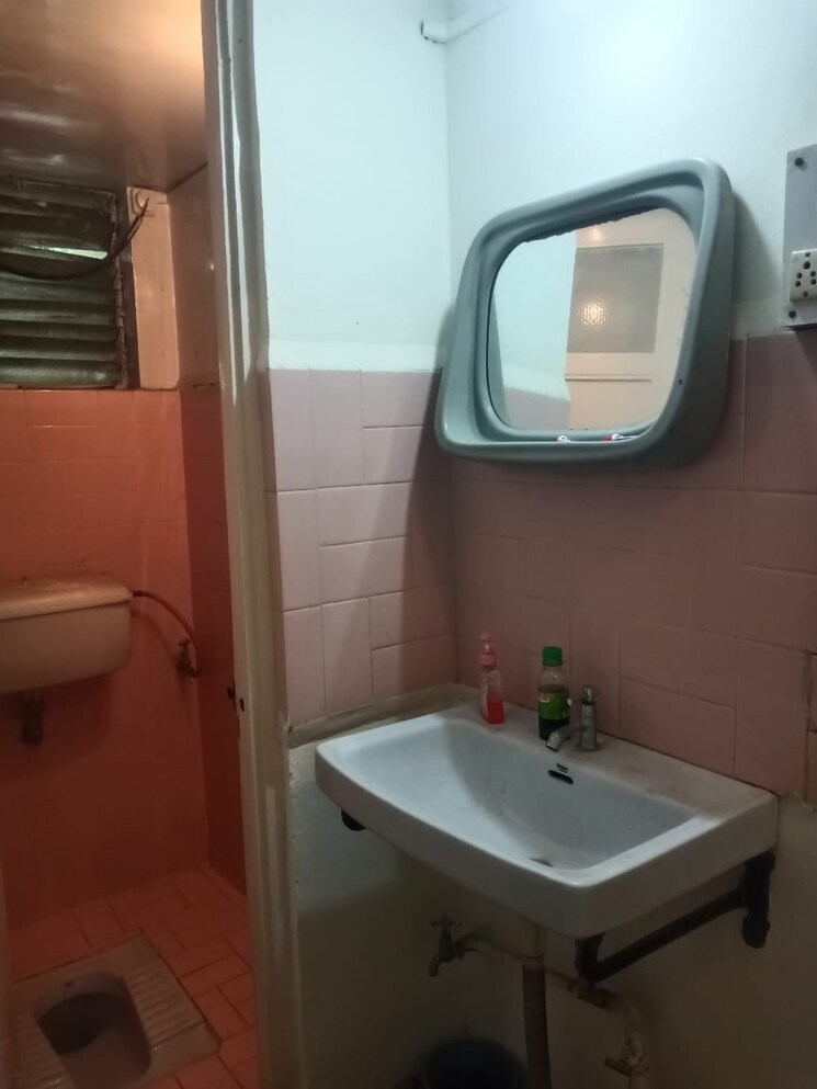 Bathroom, makwana-sons-sahawas-society 1 Bedroom 700 Sq.Ft. Villa In Karve Nagar Pune 7320788