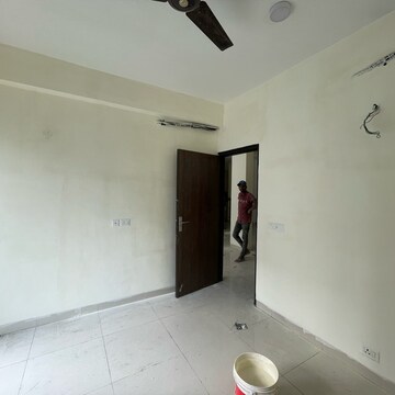 Room in 3 BHK Builder Floor at BPTP Amstoria, Sector 102 – for Sale