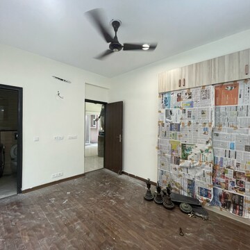Room in 3 BHK Builder Floor at BPTP Amstoria, Sector 102 – for Sale