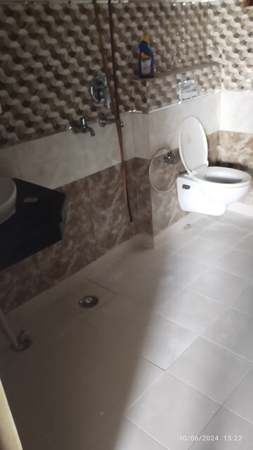 Bathroom in 3.5 BHK Apartment at Amarpali Exotica, Sector 50 – for Sale