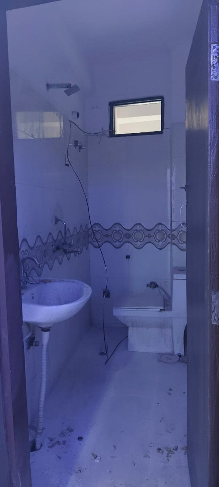 Bathroom, yam-dream-homes 3 Bedroom 1400 Sq.Ft. Builder Floor In Sector 75 Noida 7321434