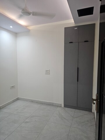 Furnished Amenities in 3 BHK Builder Floor at Paschim Vihar – for Sale