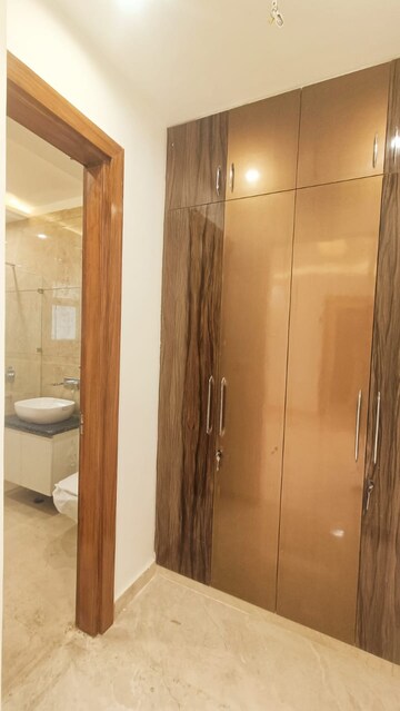 Furnished Amenities in 4 BHK Builder Floor at Sector 10 – for Sale