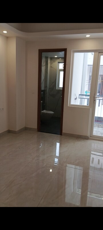 Room in 3 BHK Builder Floor at Fidato Honour Homes, Sector 89 – for Sale