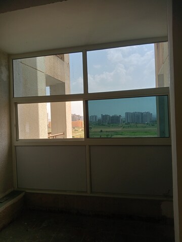 Room in 3 BHK Apartment at Signature Global Synera, Sector 81 – for Sale