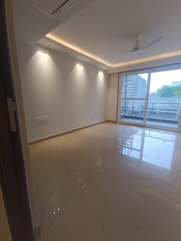 Room in 3 BHK Builder Floor at Dlf Phase ii – for Sale