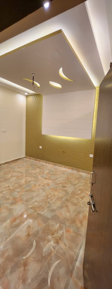 Room in 4 BHK Apartment at DLF Richmond Park, Sector 43 – for Sale