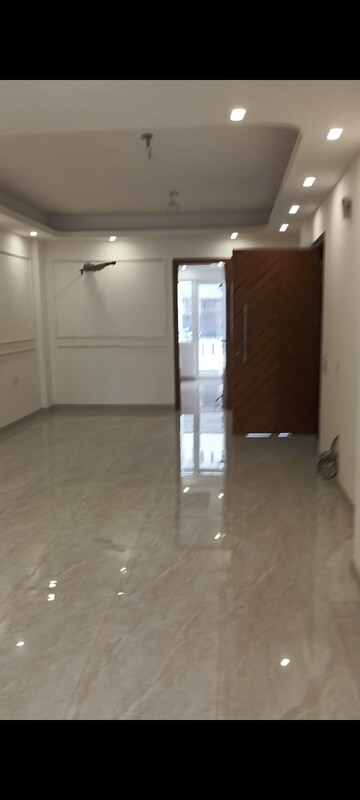 Room in 3 BHK Builder Floor at Fidato Honour Homes, Sector 89 – for Sale