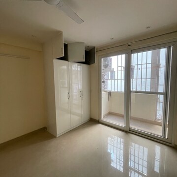 Room in 3.5 BHK Apartment at Emaar Emerald Floors Premier, Sector 65 – for Rent