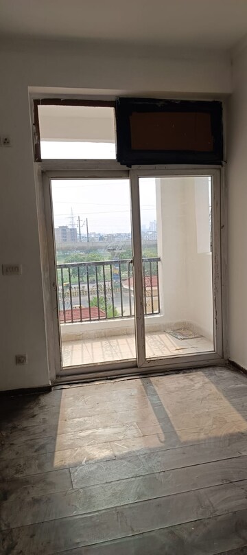 Room in 3 BHK Apartment at Amrapali Silicon City, Sector 76 – for Sale