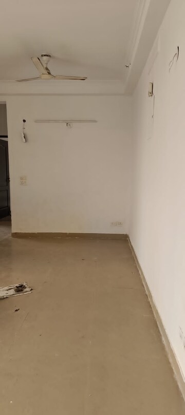 Room in 3 BHK Apartment at Amrapali Silicon City, Sector 76 – for Sale