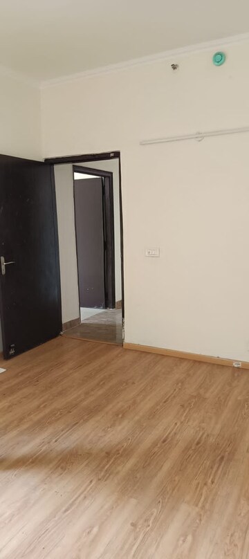 Room in 3 BHK Apartment at Amrapali Silicon City, Sector 76 – for Sale