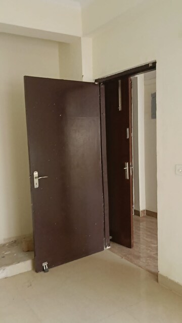 Furnished Amenities in 3 BHK Apartment at Amrapali Silicon City, Sector 76 – for Sale